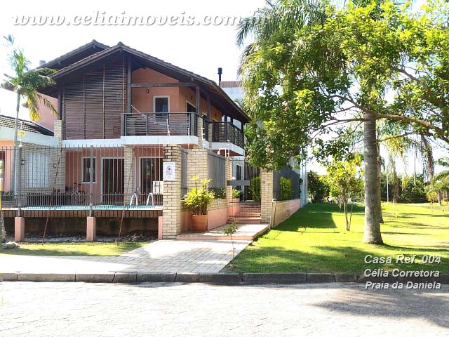 Fachada frontal e área verde