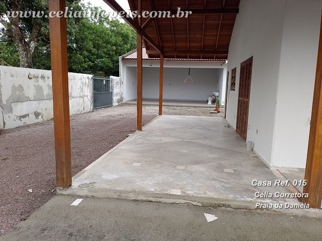 Varanda lateral e garagem nos fundos
