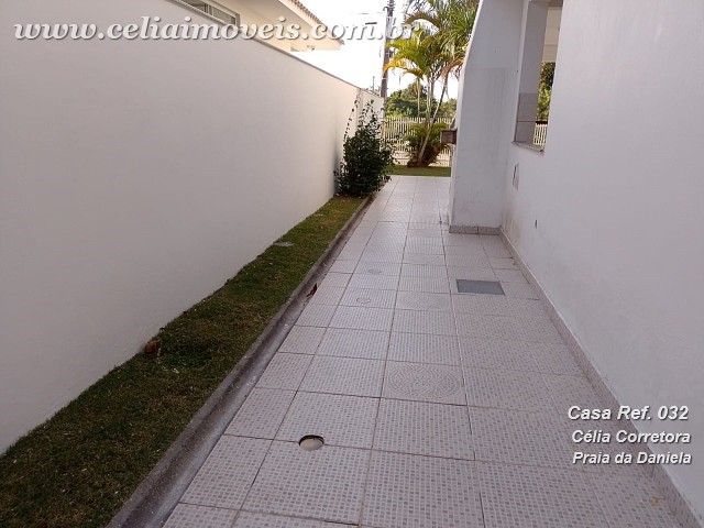 Lateral direita (vista dos fundos)