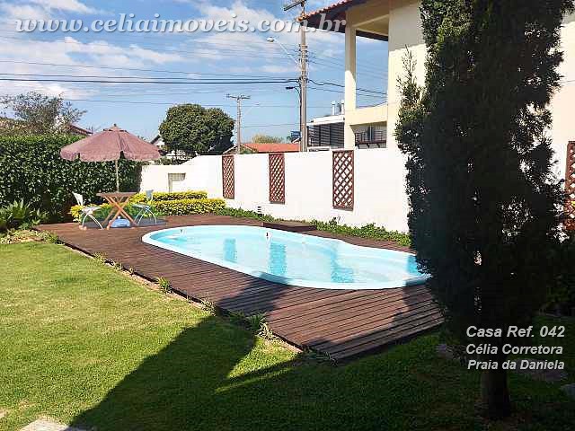 Pátio frontal e piscina