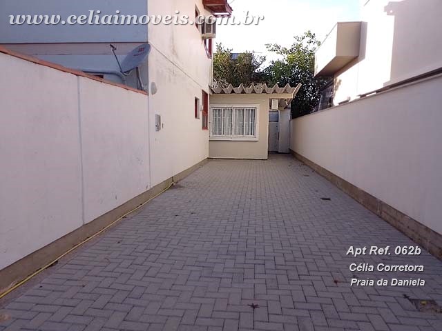 Acesso lateral e estacionamento