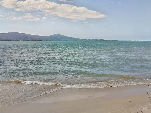 Praia em frente à casa