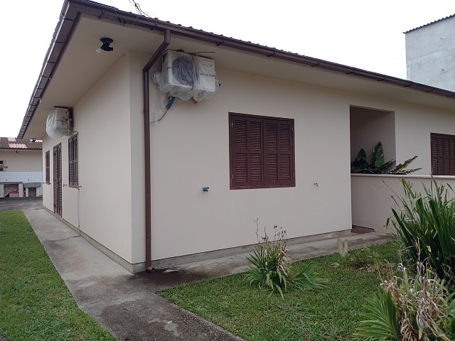 Acesso lateral e pátio frontal